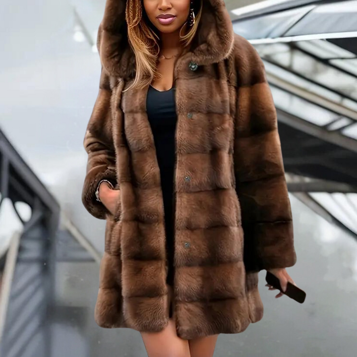 Moderna chaqueta casual de mujer con capucha. Confort diario y estilo urbano para otoño/invierno.