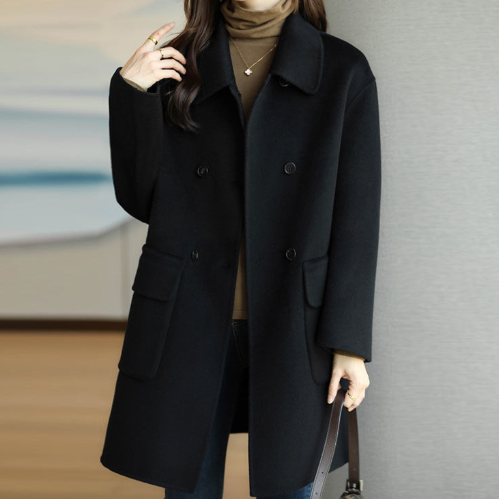 Abrigo elegante de mujer para otoño invierno, estilo diario sofisticado. Moda femenina esencial.