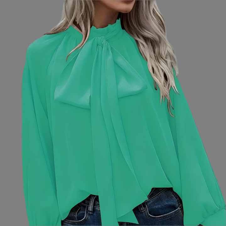 Look de moda con blusa elegante de mujer, lazo, mangas largas. Ideal para oficina o evento formal.