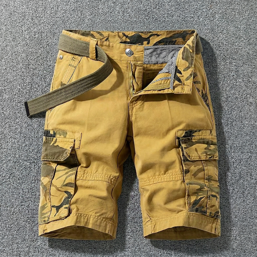 Pantalones cortos cargo con ajuste cómodo y cinturón integrado, ofrecen funcionalidad y estilo para el hombre moderno.
