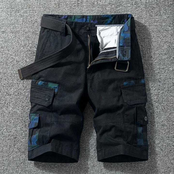 Pantalones cortos cargo de hombre, color caqui, con múltiples bolsillos y cinturón ajustable para verano casual.