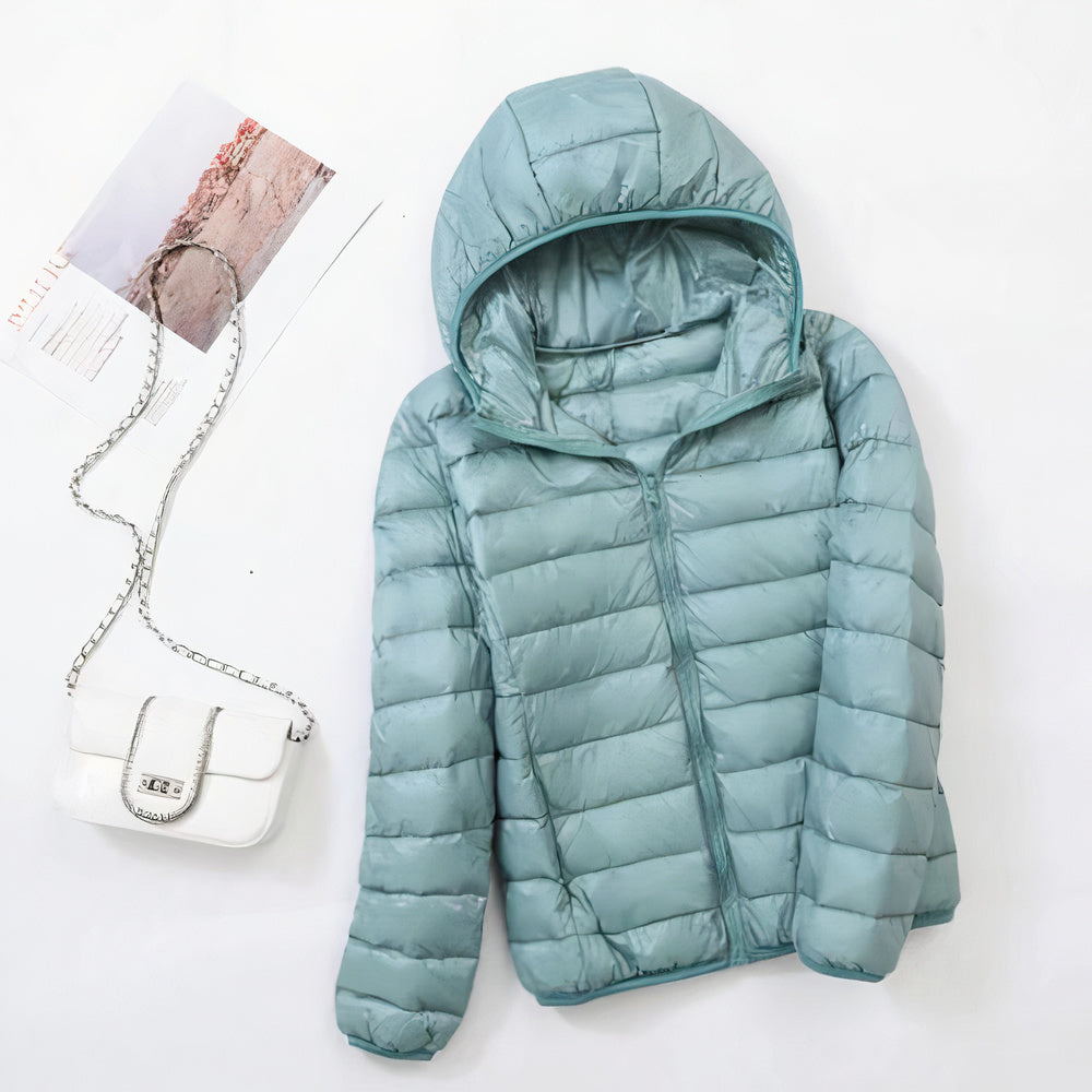 Abrigo elegante de invierno para mujer con capucha, combina estilo, confort y calidez. Ropa femenina esencial.