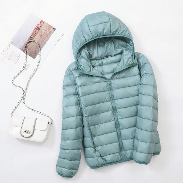 Abrigo elegante de invierno para mujer con capucha, combina estilo, confort y calidez. Ropa femenina esencial.