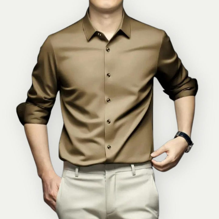 Camisa de vestir profesional para hombre, sin arrugas, manteniendo una imagen impecable.