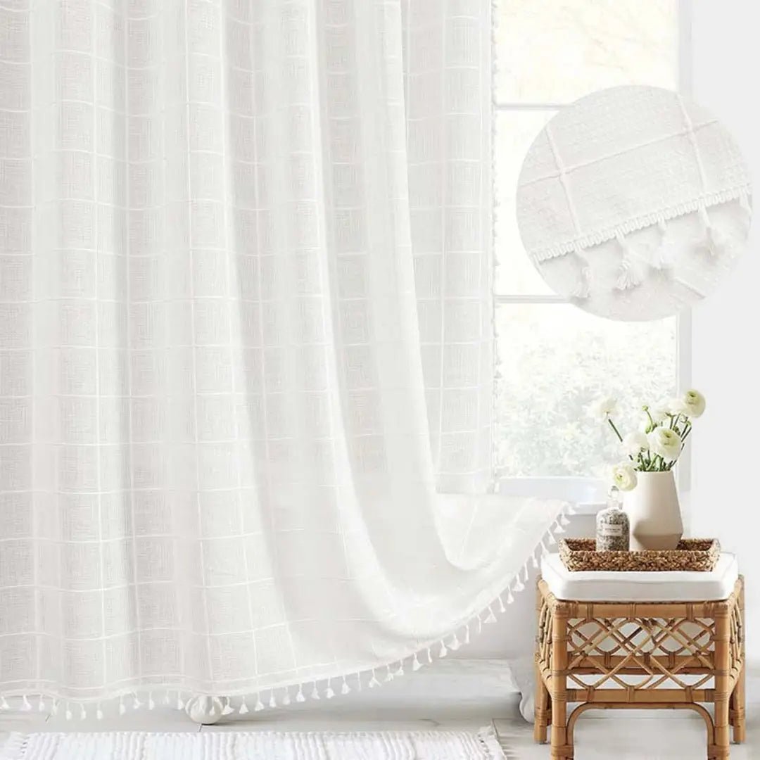 Impermeable y chic: cortina de ducha bohemia de lino con borlas. Renueva el baño con su diseño rústico.