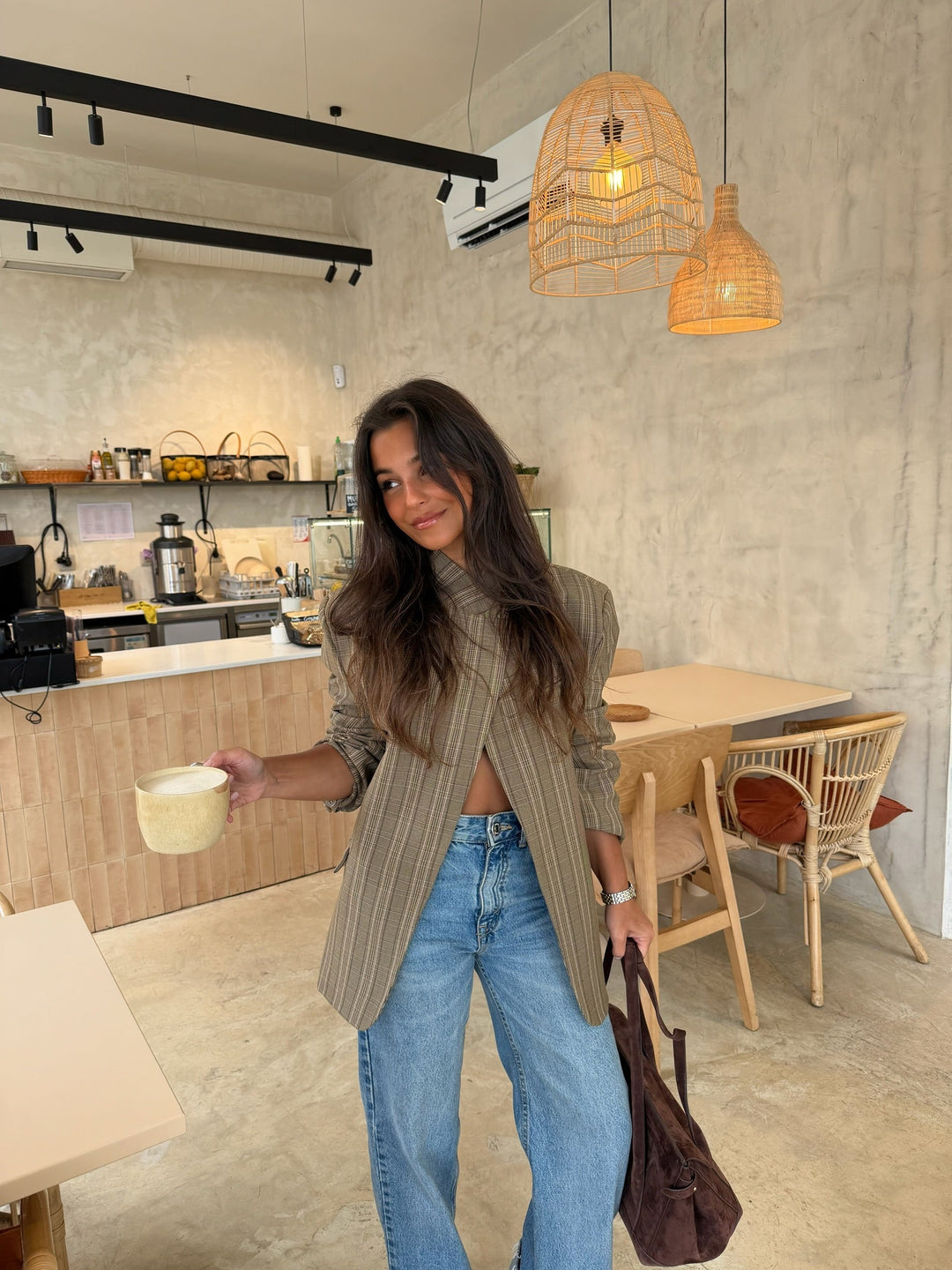 Chaqueta formal de mujer, blazer asimétrico cuadros taupe, perfecto para oficina o evento elegante.