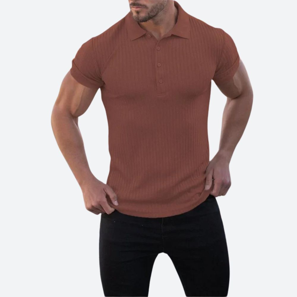 Polo elegante y moderno para hombre, entallado para un look sofisticado y casual de verano. Manga corta.