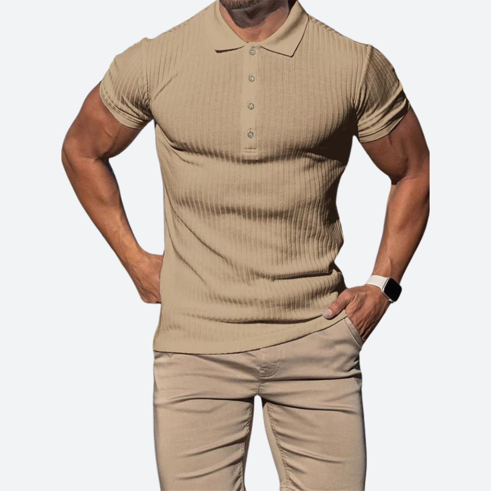 Hombre vistiendo polo entallado, mostrando un look casual moderno y elegante para el día a día.
