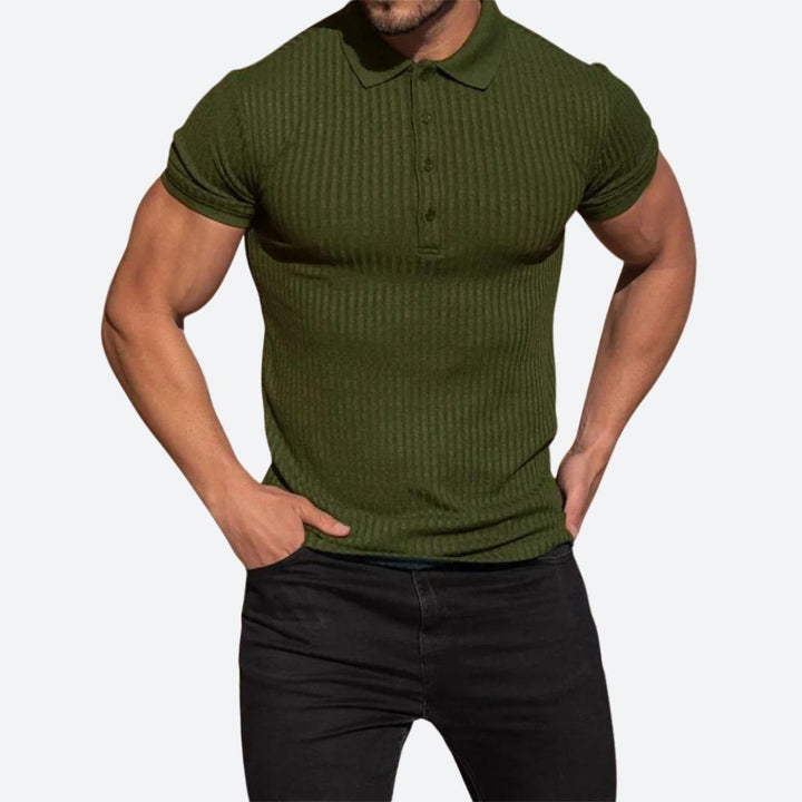 Polo entallado para hombre, estilo moderno y ajustado, ideal para un look casual elegante y sofisticado.