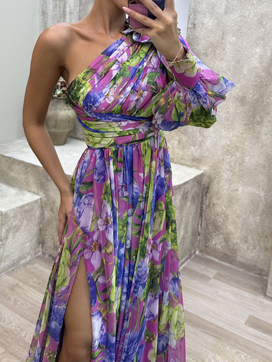 Vestido largo floral estilo boho chic, un hombro y abertura alta, perfecto para el verano.