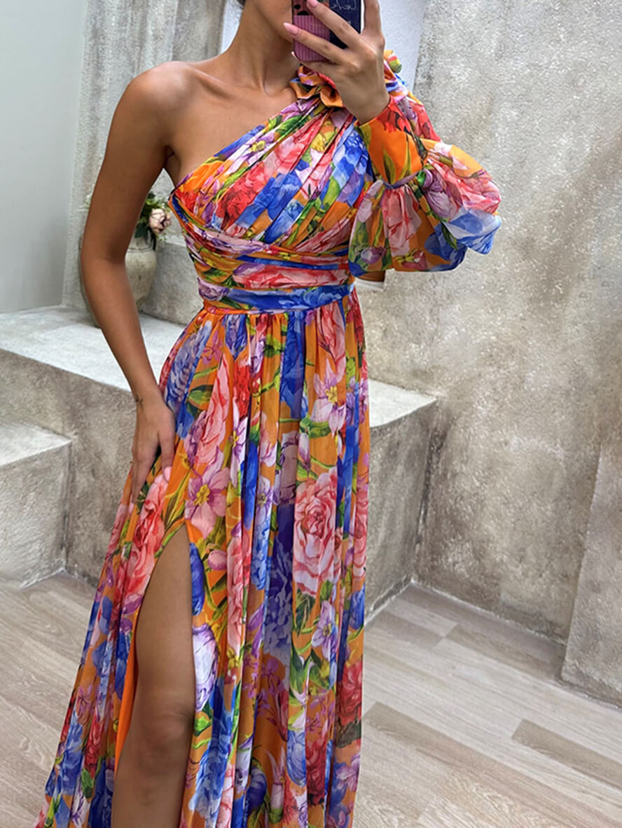 Vibrante vestido maxi floral de mujer, un hombro, abertura alta, volantes, para ocasiones especiales.