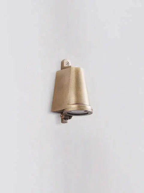 Lámpara de pared industrial exterior. Aplique impermeable estilo vintage con forma de campana.