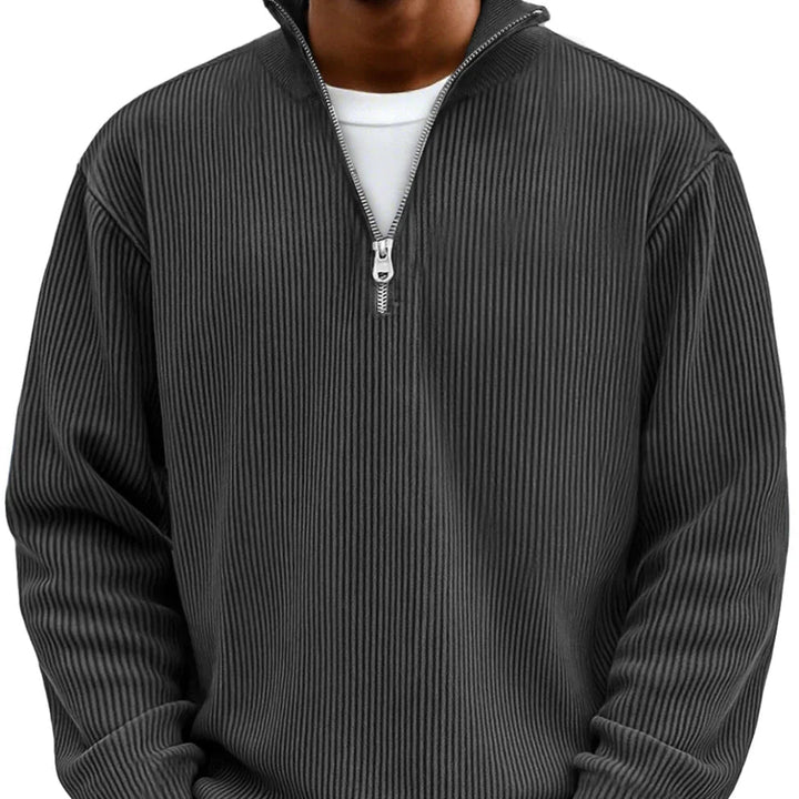Suéter acanalado en color neutro para hombre, con media cremallera. Versátil para invierno.