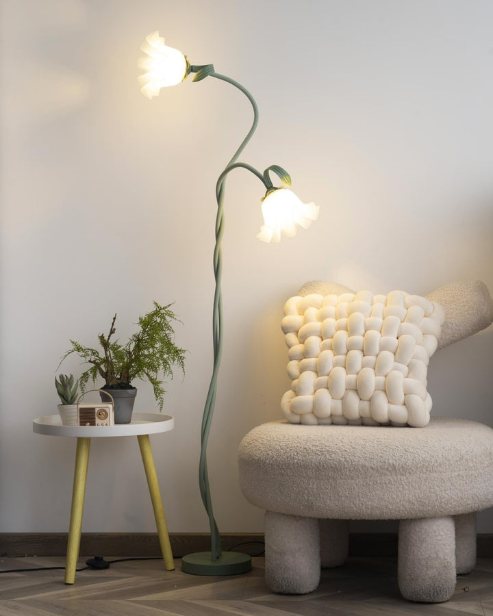 Lámpara de pie floral verde. Iluminación decorativa para un ambiente cálido y moderno.