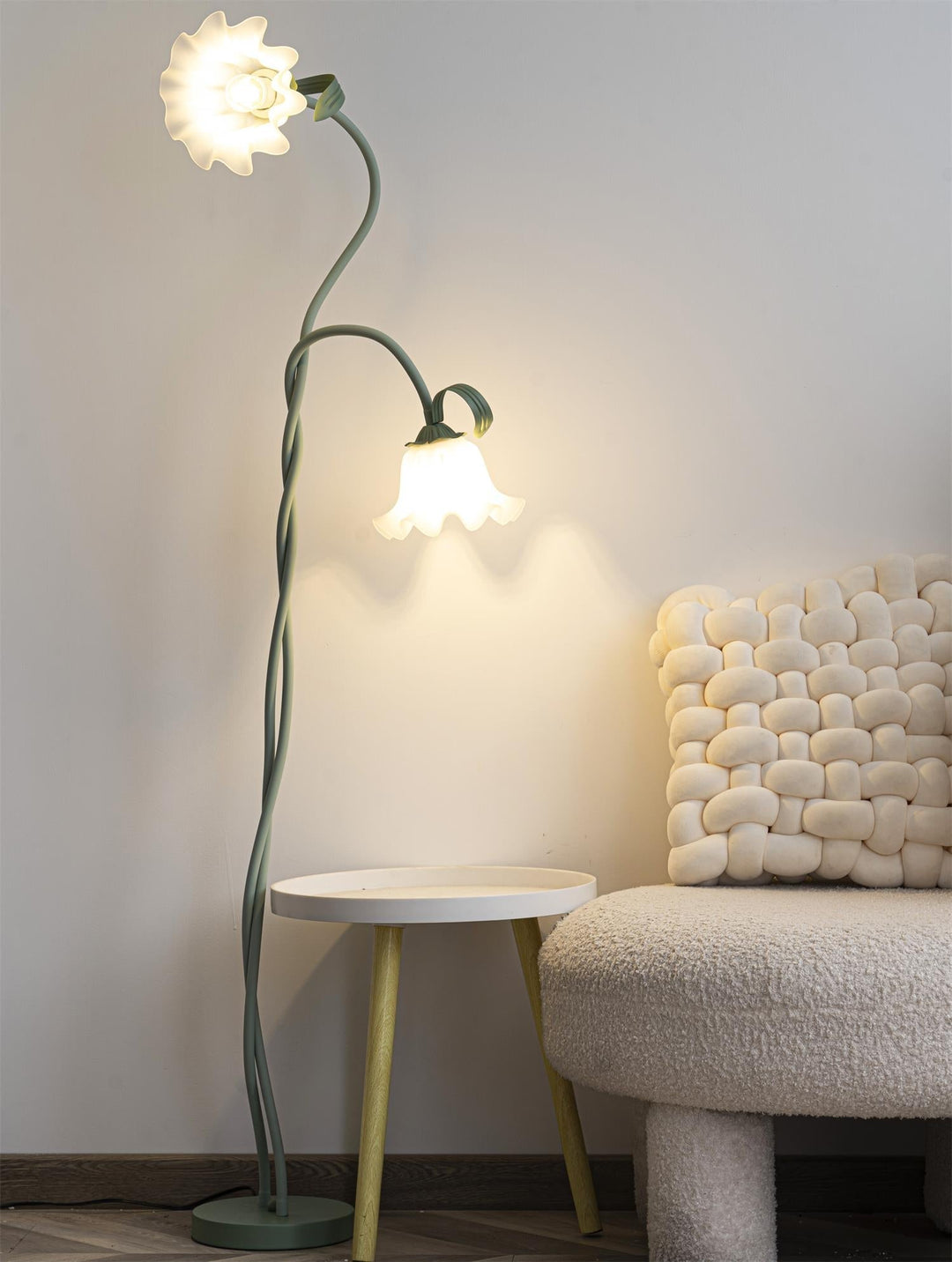 Lámpara de pie floral con tallo verde. Diseño moderno para iluminación de dormitorio.