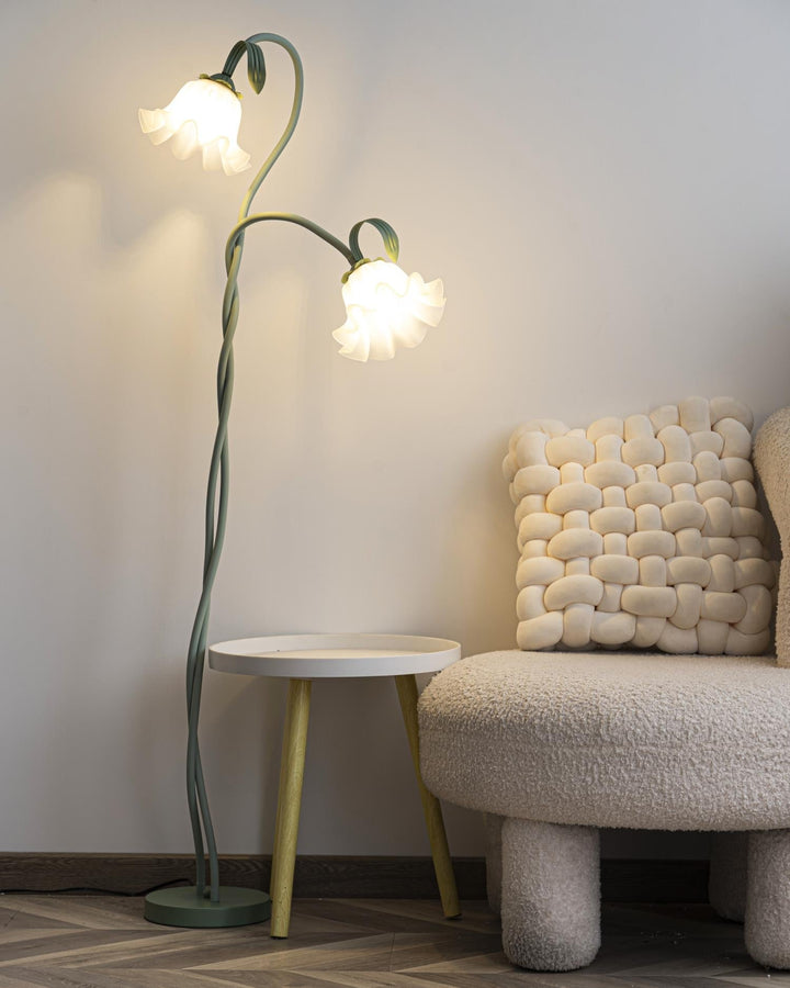 Lámpara de pie floral verde. Luz ambiental perfecta para crear un rincón de lectura.