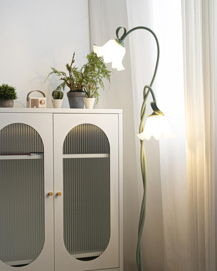 Lámpara de pie floral, diseño verde vibrante. Añade estilo moderno a tu hogar.