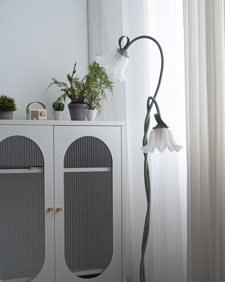 Lámpara de pie floral verde. Luminaria decorativa que complementa cualquier salón moderno.