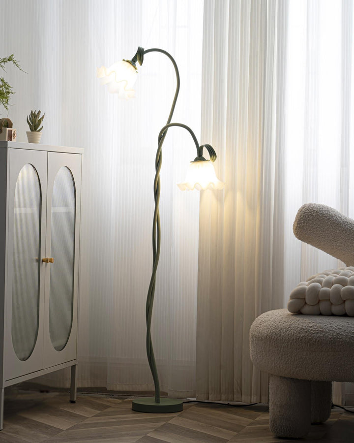 Lámpara de pie floral, base y estructura verde. Iluminación para decoración de interiores.