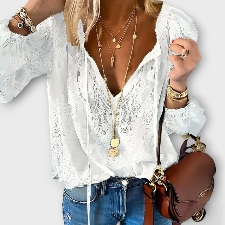 Blusa mujer manga larga con lazo en cuello y volantes elegantes. Perfecta para moda femenina y eventos casuales.