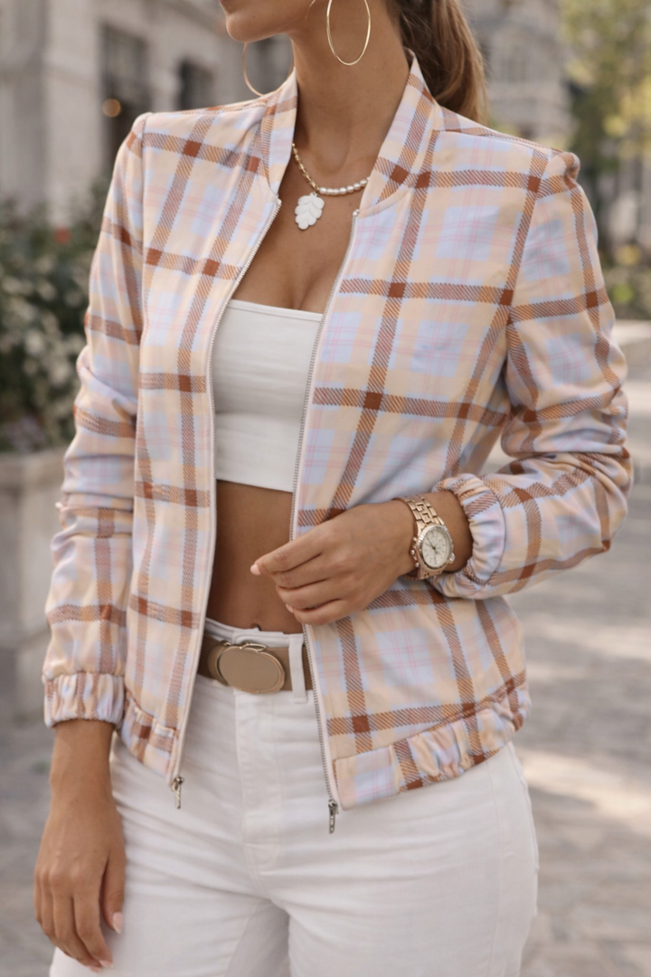 Bomber deportiva ajustada de mujer con cremallera. Una chaqueta ligera y versátil para looks casuales.