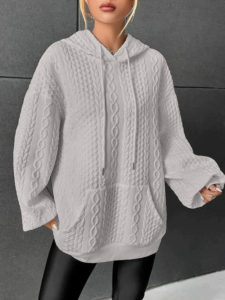 Sudadera casual de punto trenzado para mujer, con capucha y práctico bolsillo canguro. Comodidad para otoño.