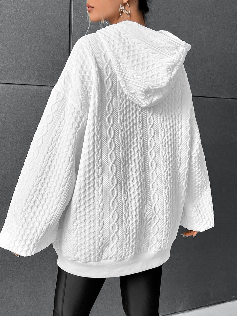 Acogedora sudadera de invierno para mujer. Con capucha, punto trenzado y estilo relajado ideal para el día a día.