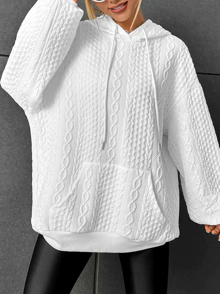 Sudadera moderna con capucha y punto trenzado para mujer. Diseño casual y versátil para el otoño e invierno.