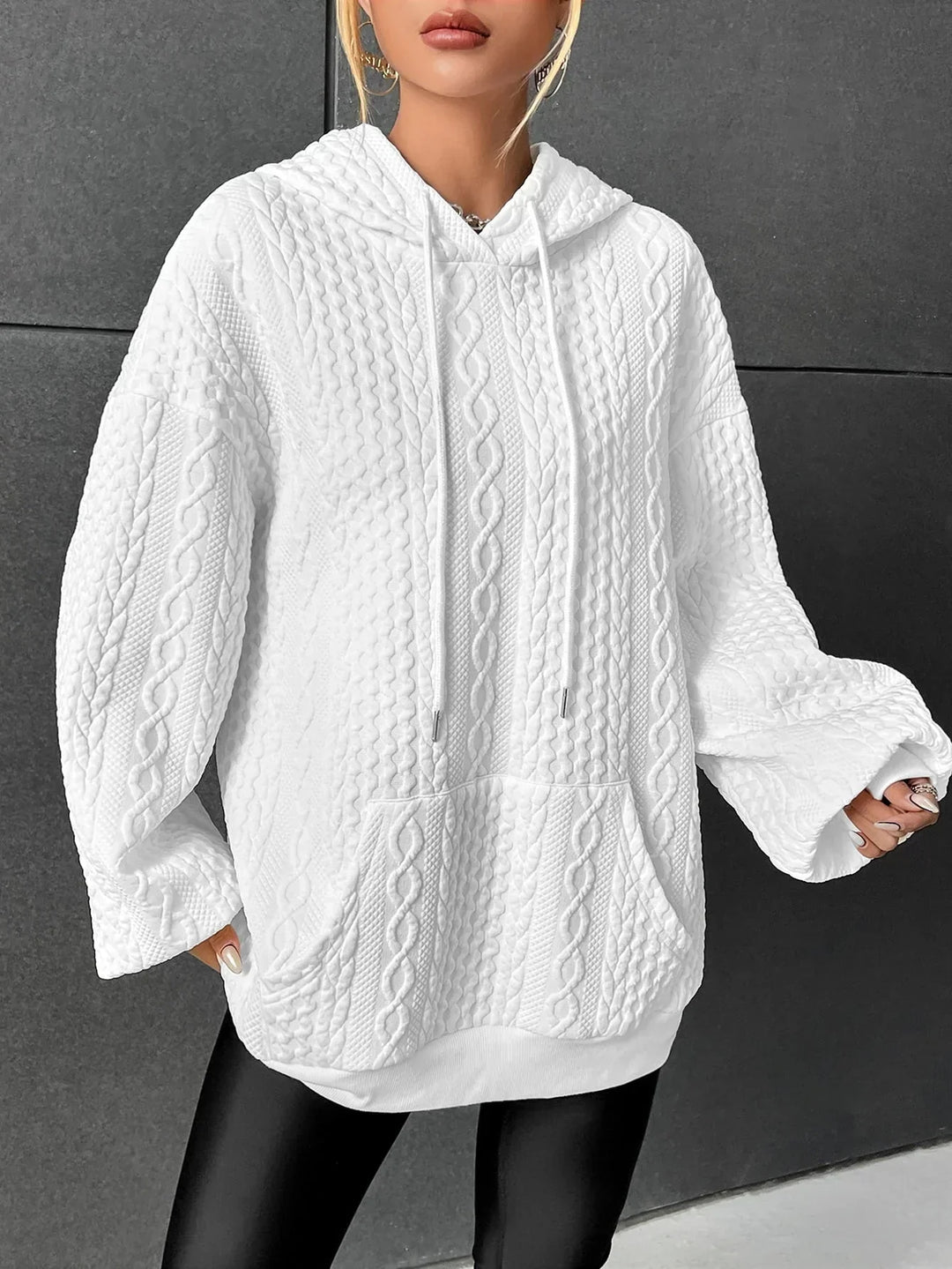 Sudadera de mujer con capucha y punto trenzado. Perfecta para un look casual y cómodo en otoño e invierno.