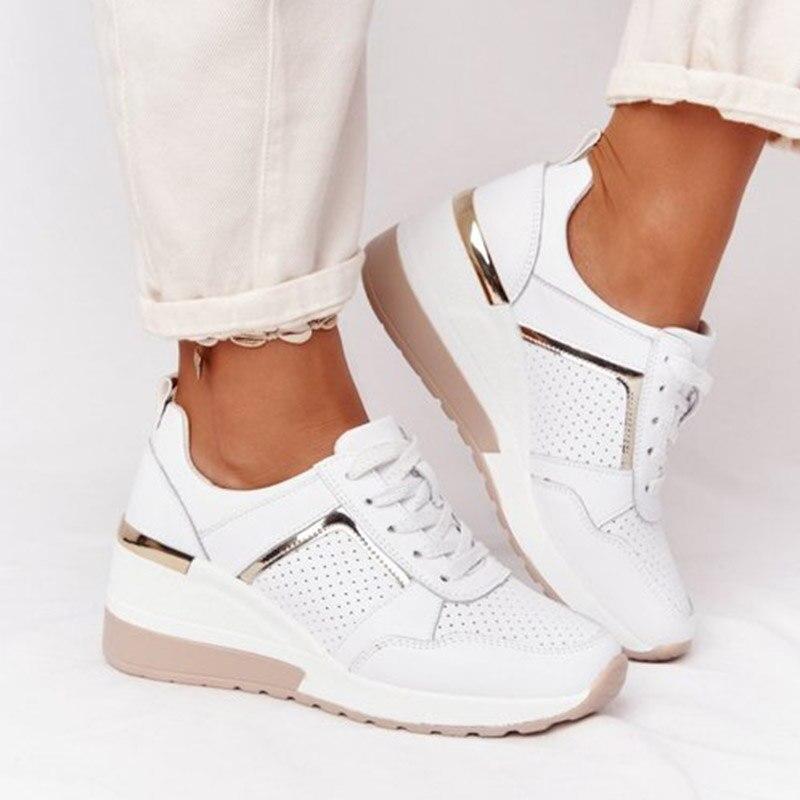 Zapatillas de cuña metalizadas perforadas de mujer, ideales para diario, cómodas y con estilo casual.