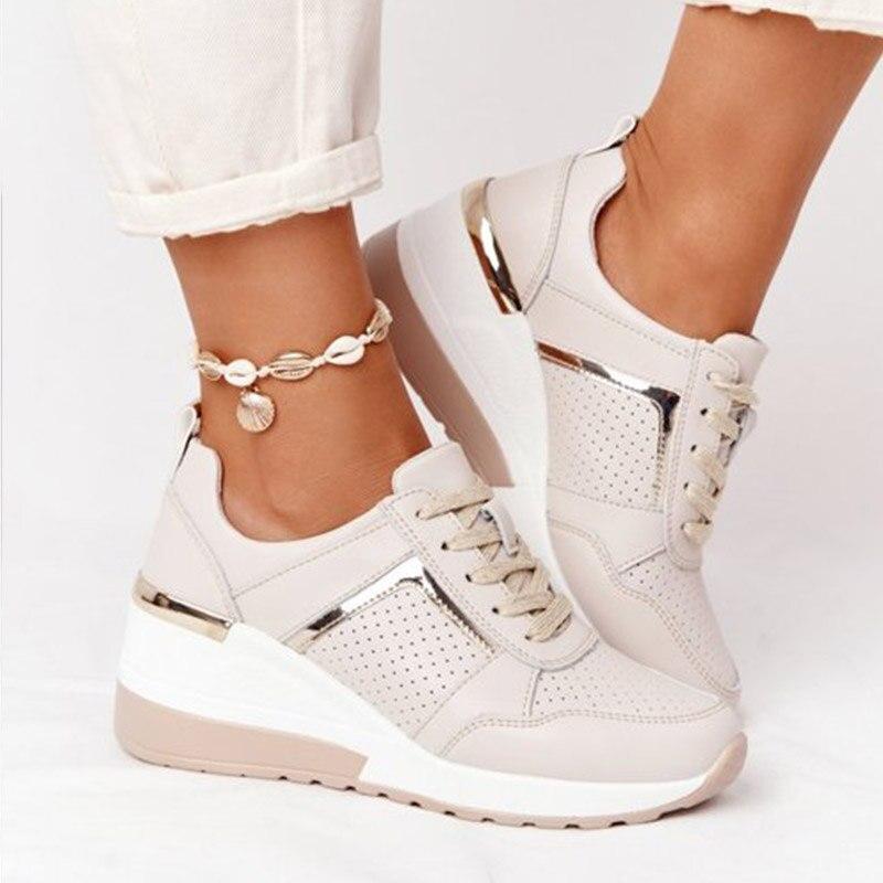 Calzado de mujer: zapatillas de cuña metalizadas perforadas, perfectas para primavera y verano, estilo moderno.