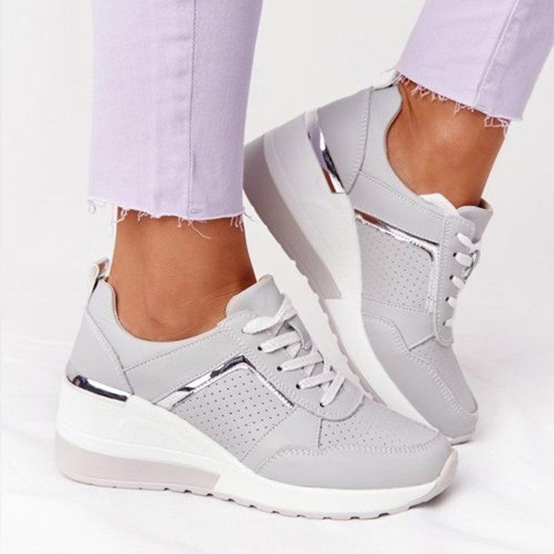 Zapatillas de cuña metalizadas perforadas para mujer, con estilo casual y diseño moderno de tendencia.