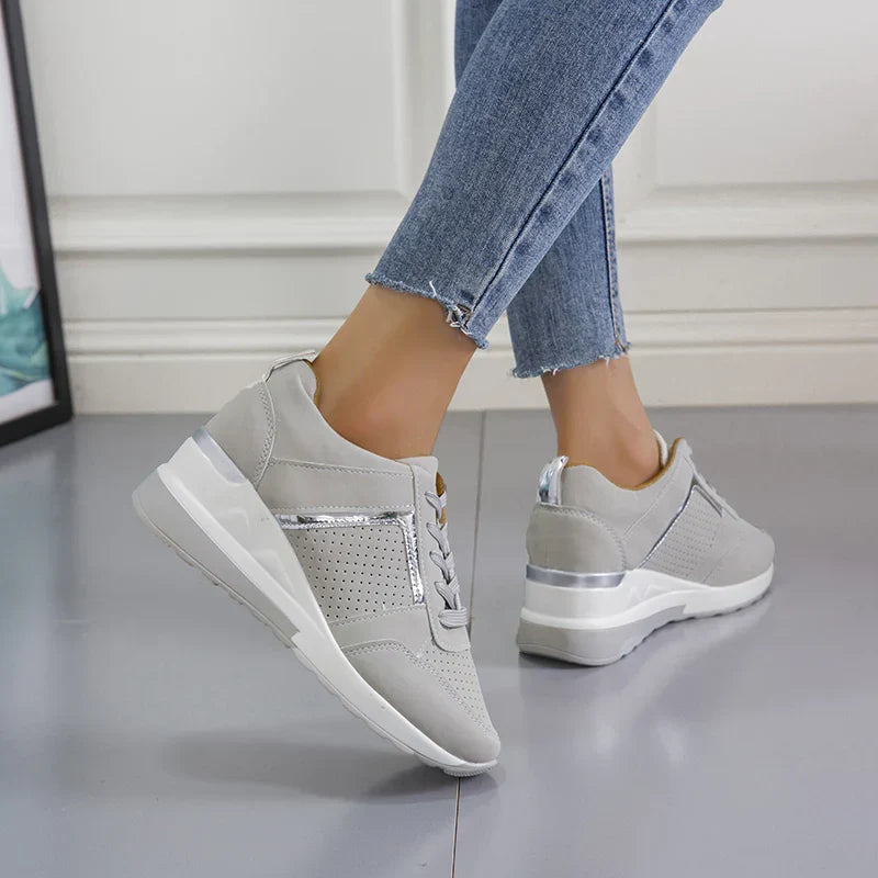 Zapatillas de cuña de mujer, metalizadas con perforaciones decorativas, cómodas y a la moda de verano.