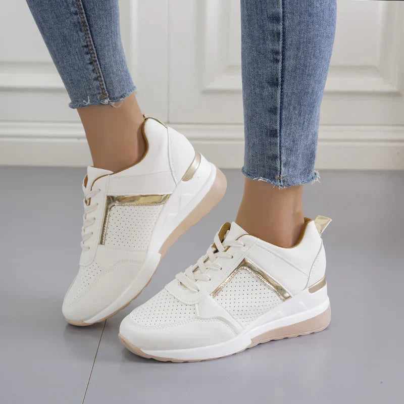 Tendencia calzado: zapatillas de cuña metalizadas perforadas para mujer, cómodas y con estilo para verano.