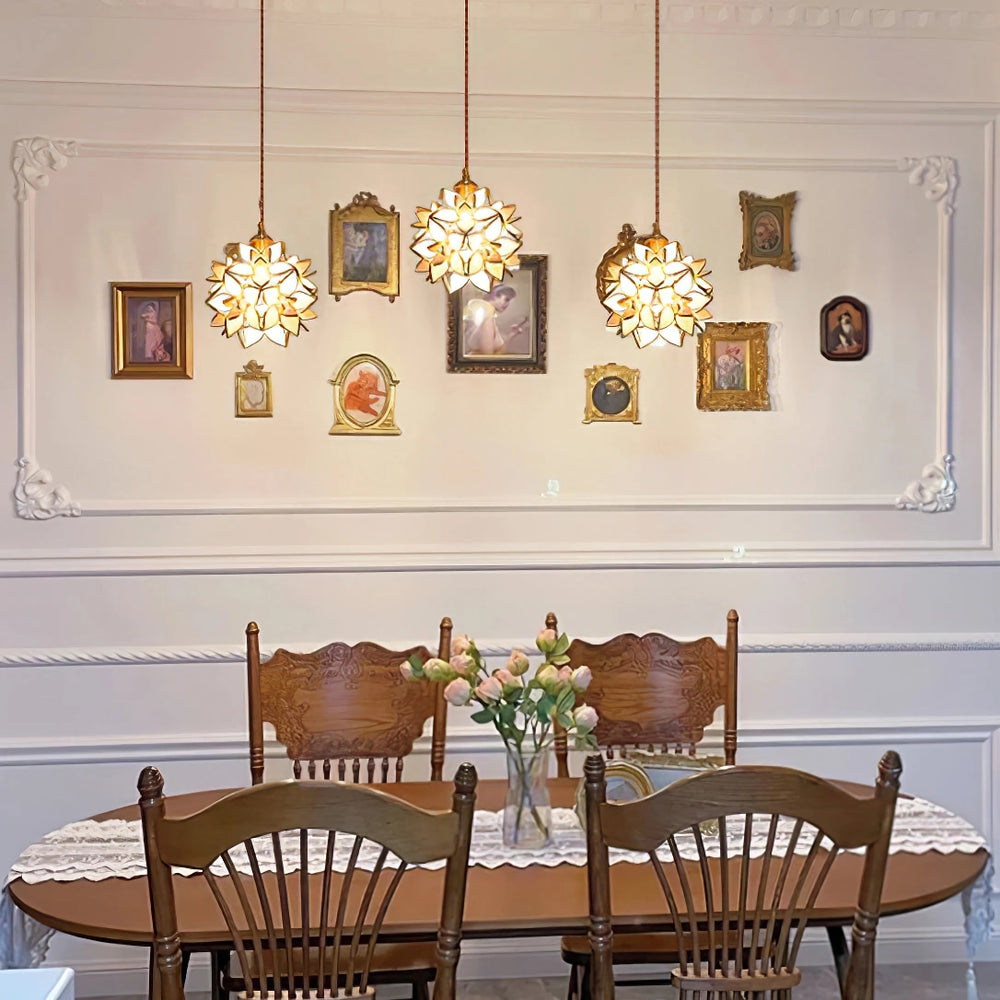 Diseño interior moderno con lámpara colgante de capiz y latón. Perfecta para luz ambiental.