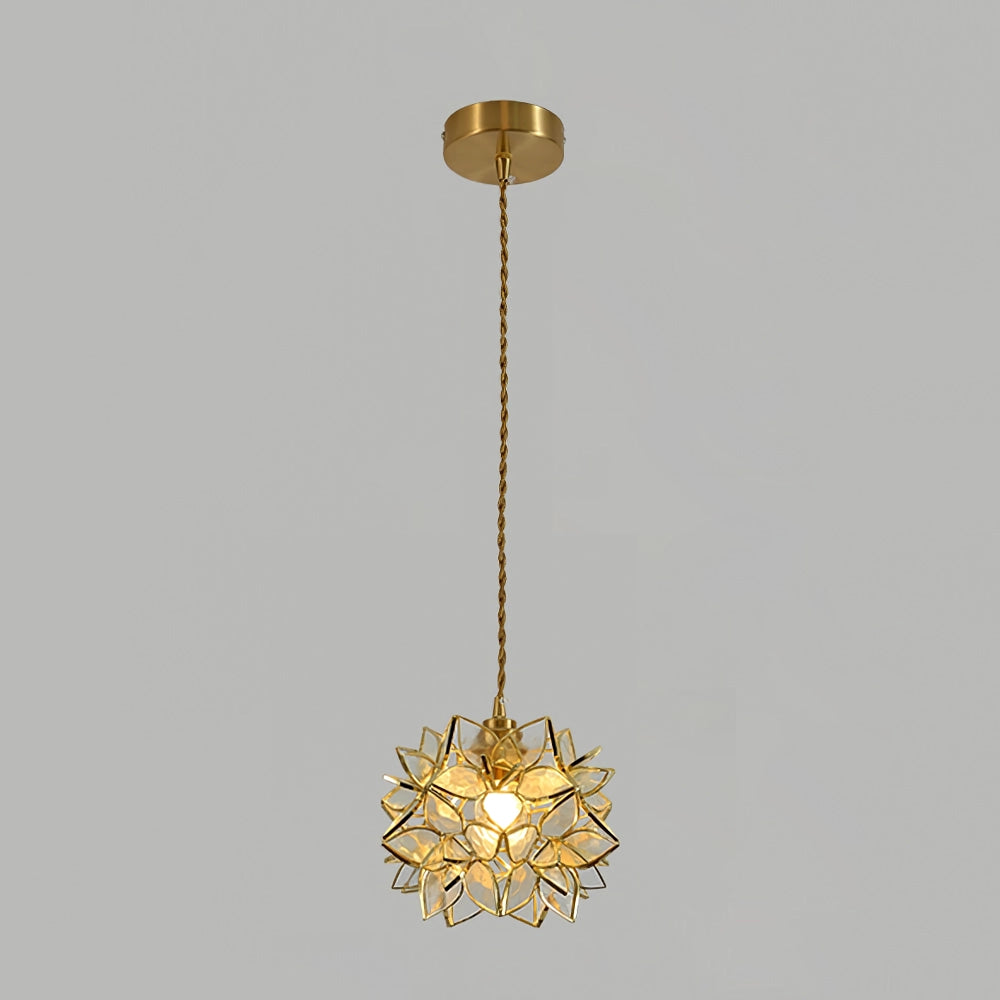 Artesanía y modernidad: lámpara colgante de capiz para iluminación decorativa de diseño.