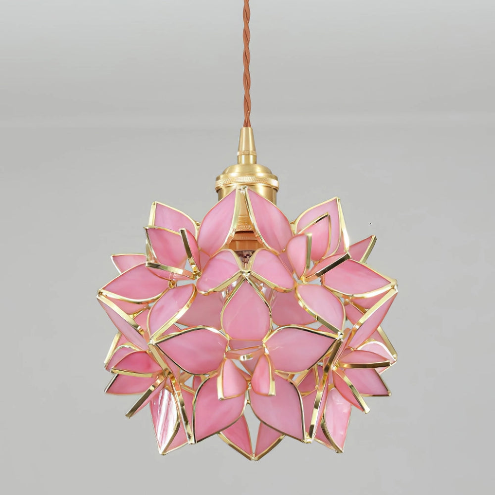 Elegante lámpara colgante AuroraCapiz de capiz y latón, ideal para decorar cualquier espacio.