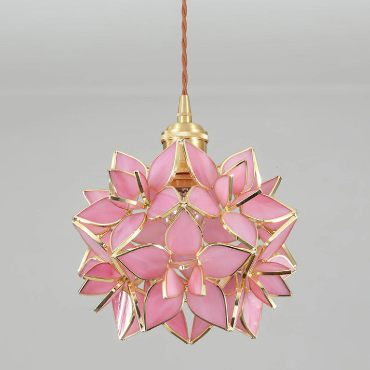 Elegante lámpara colgante AuroraCapiz de capiz y latón, ideal para decorar cualquier espacio.