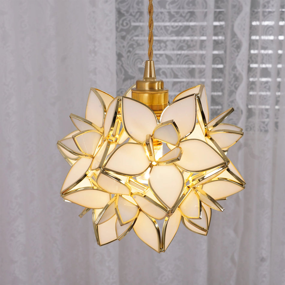 Decoración del hogar con lámpara colgante de diseño único, luz natural y capiz auténtico.
