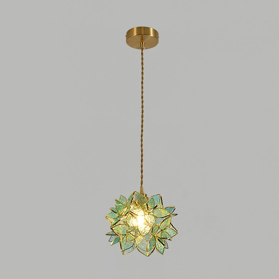 Diseño interior con lámpara de capiz y latón, pieza central para un ambiente moderno y chic.