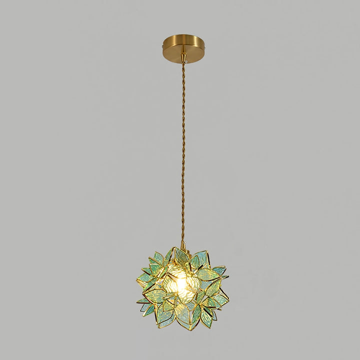 Diseño interior con lámpara de capiz y latón, pieza central para un ambiente moderno y chic.