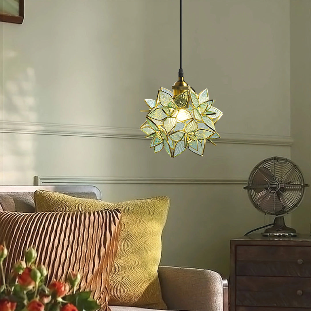 Iluminación artesanal: lámpara de capiz para decoración interior, estilo moderno y natural.