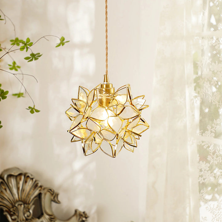 Lámpara colgante AuroraCapiz de capiz, diseño elegante y artesanal para luz difusa y decoración.