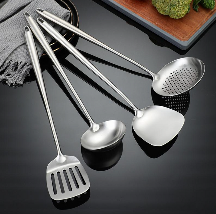 Utensilios de cocina de titanio de 35cm en un soporte. Set profesional duradero, listo para cualquier receta.