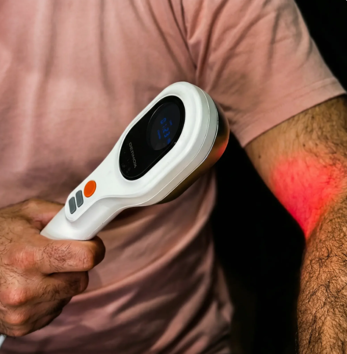Utiliza el láser frío dual 650nm/808nm portátil para aliviar el dolor muscular y acelerar la recuperación.