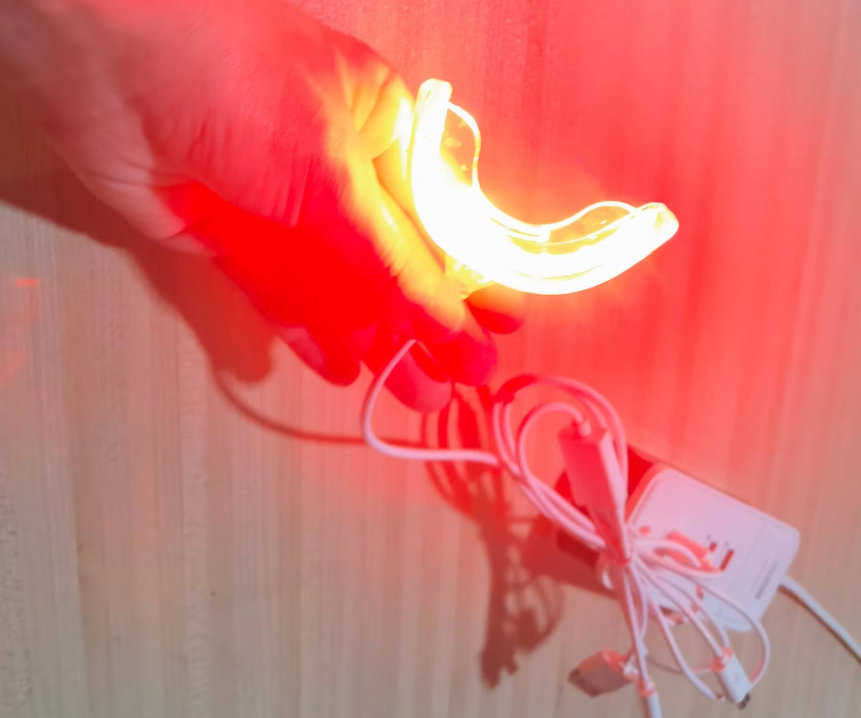 Dispositivo ergonómico de terapia de luz roja oral para una boca sana y recuperación dental efectiva.