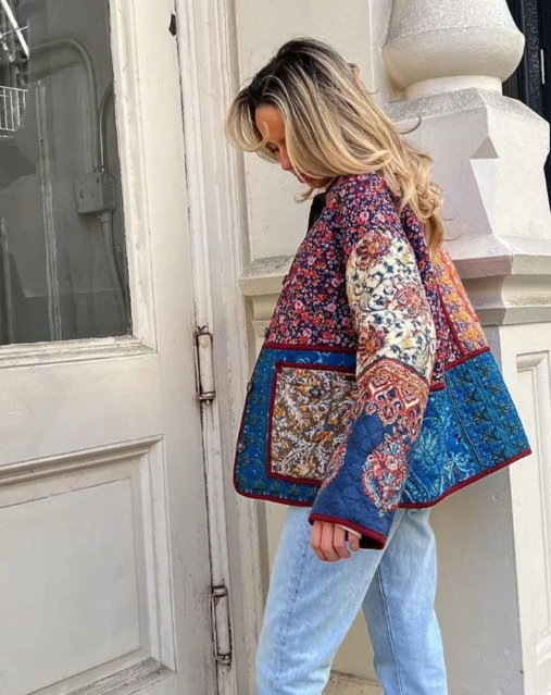 Abrigo retro acolchado floral para mujer. Diseño vintage con estampado bohemio, perfecto para moda de invierno.