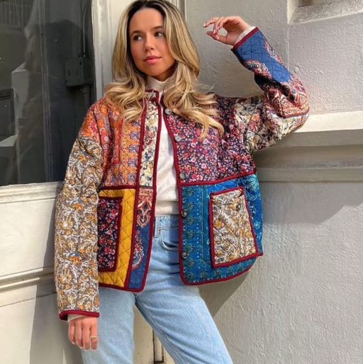 Abrigo floral retro acolchado para mujer con bolsillos. Estilo vintage y estampado único para invierno.