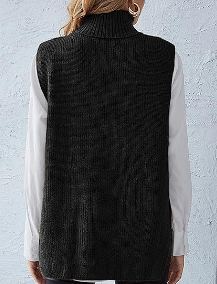Mujer vistiendo chaleco de punto cuello alto y camisa blanca. Look casual-elegante, ideal para crear capas con estilo invernal.