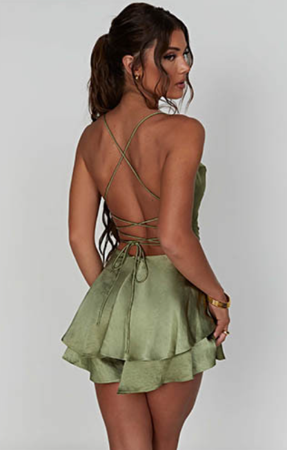 Vestido de fiesta corto de satén para mujer, elegante y con espalda descubierta. Perfecto para una noche memorable.